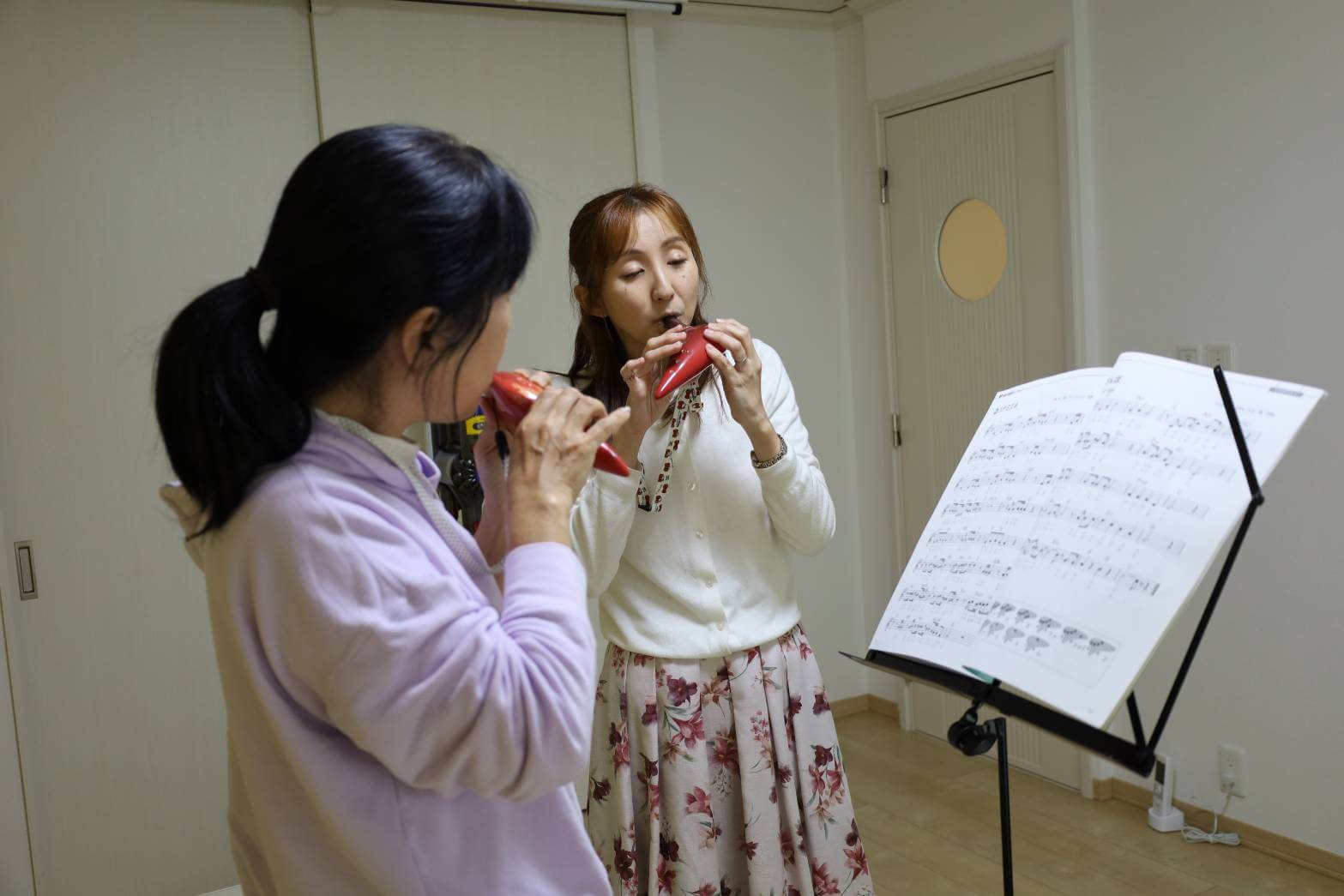 講師と一緒に音を重ねるオカリナレッスン｜運指のコツも学べる大人の趣味・初心者コース